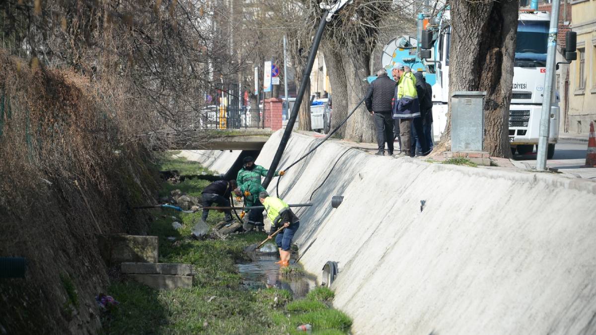 Bozüyük’te kanal temizliği