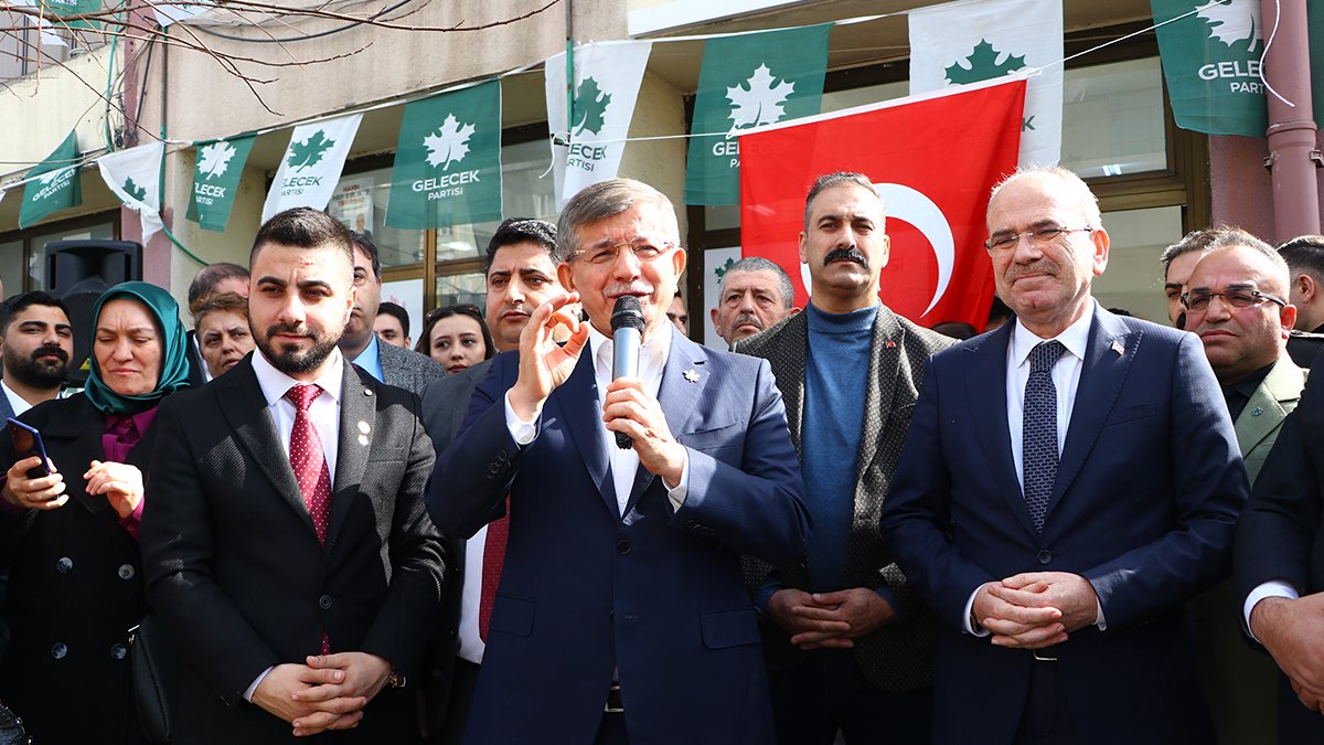 Davutoğlu'ndan 'kutuplaştırıcı dil' uyarısı: İktidar değil belediye başkanı seçiyoruz