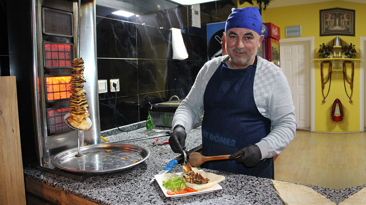 Daha önce böyle döner yemediniz: İlk kez yapıldı! Müşteriler uzun kuyruklar oluşturuyor, porsiyonu 100 TL