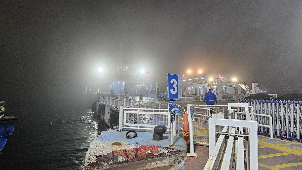 Çanakkale Boğazı sis nedeniyle gemi geçişine kapatıldı