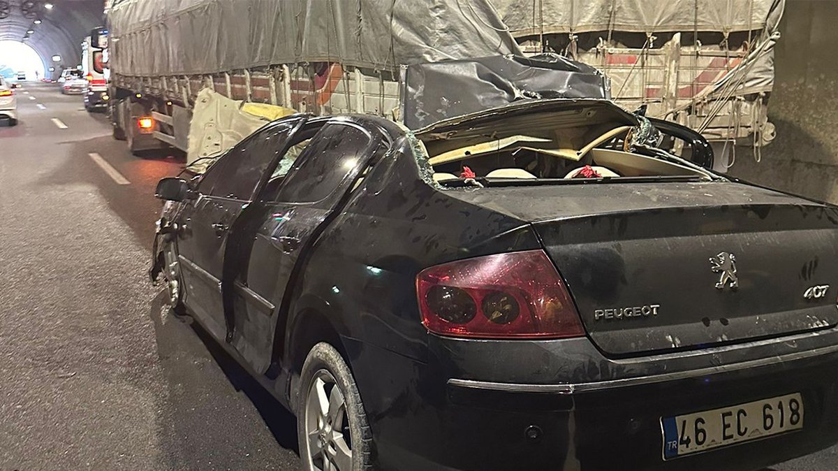 Feci kaza! Otomobil TIR'a ok gibi saplandı