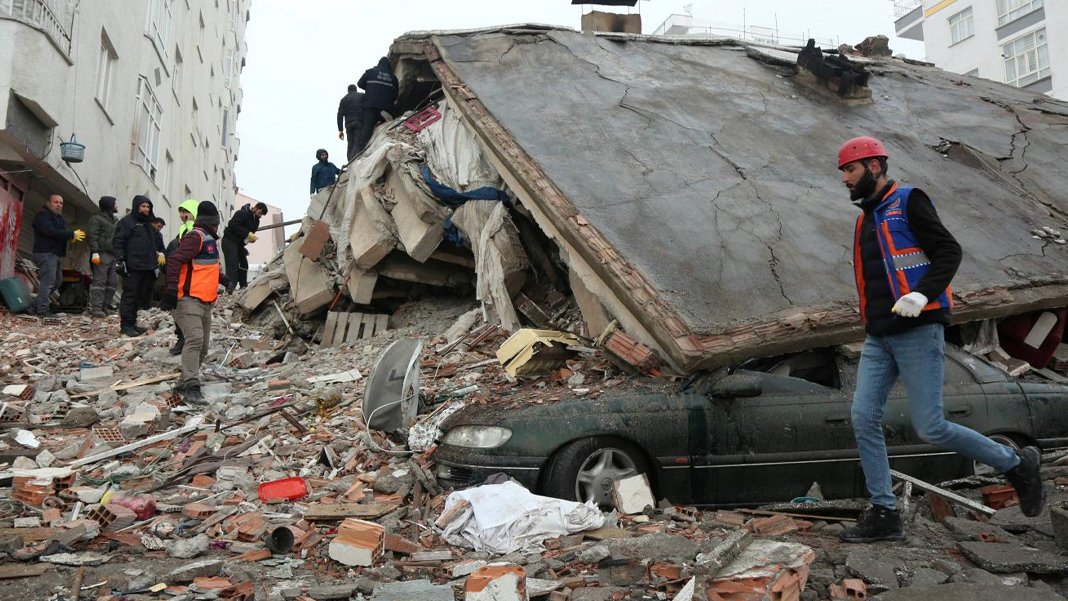 Prof. Dr. Okan Tüysüz '24 il diri fay üzerinde' diyerek açıkladı: İki ildeki zaman aralığı deprem için alarm veriyor
