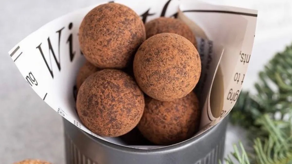 Televizyon karşına geçin bu tatlıyı da yanınıza alın! Pratik lokmalık pasta tarifiyle akşam tüm keyif sizin olacak