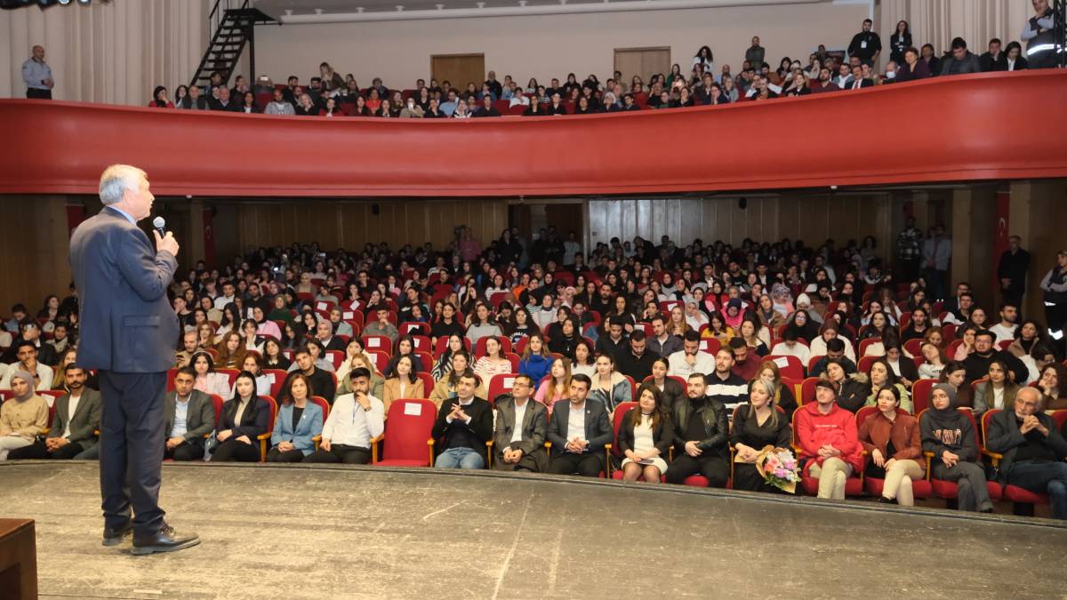 01 İlham Zirvesi, “Kentte 1 Gençlik Var” sloganıyla Adana’da gerçekleştirildi