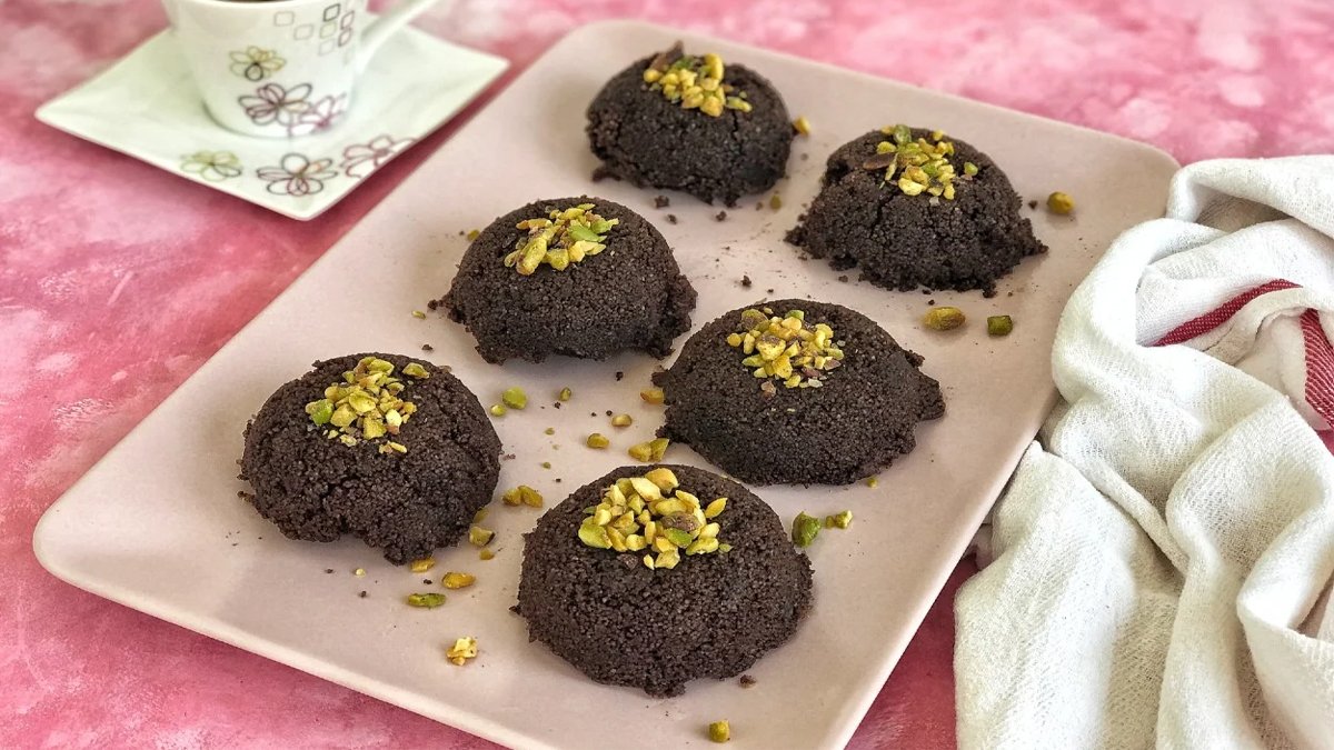 Helvacı Ali'ye gel aşçımız ol dedirten tarif! İşte topaklanmayan çikolatalı irmik tatlısı tarifi