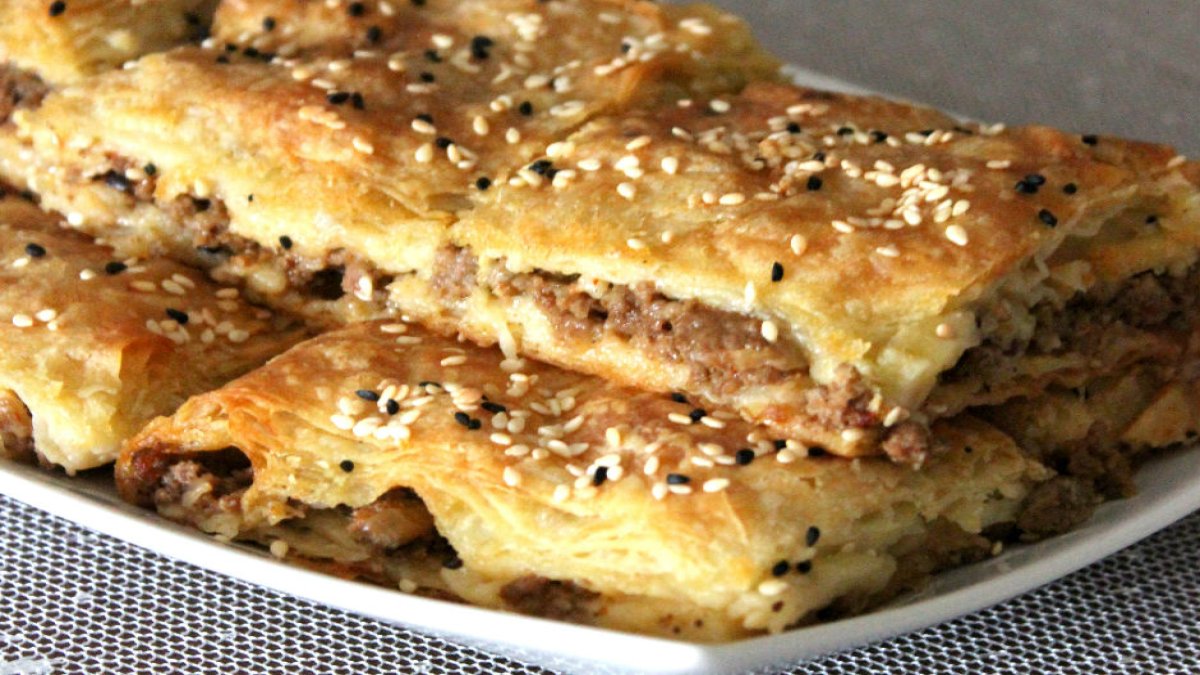 Kıymalı Börek Tarifi: Lezzet Dolu Bir Türk Tatlısı