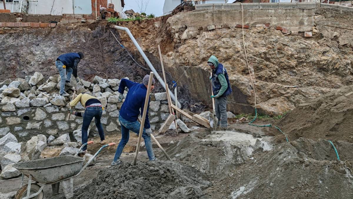 Burhaniye Belediyesi kırsal mahallelerde durmaksızın çalışıyor