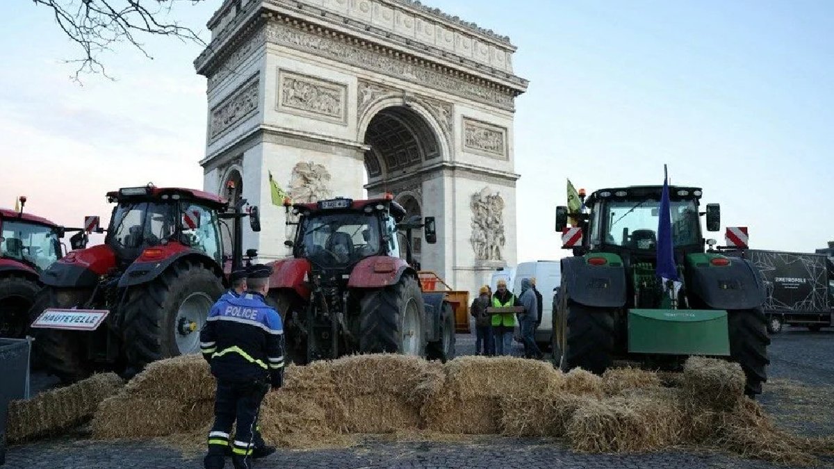 Fransa'da gösteri yapan çiftçilere gözaltı