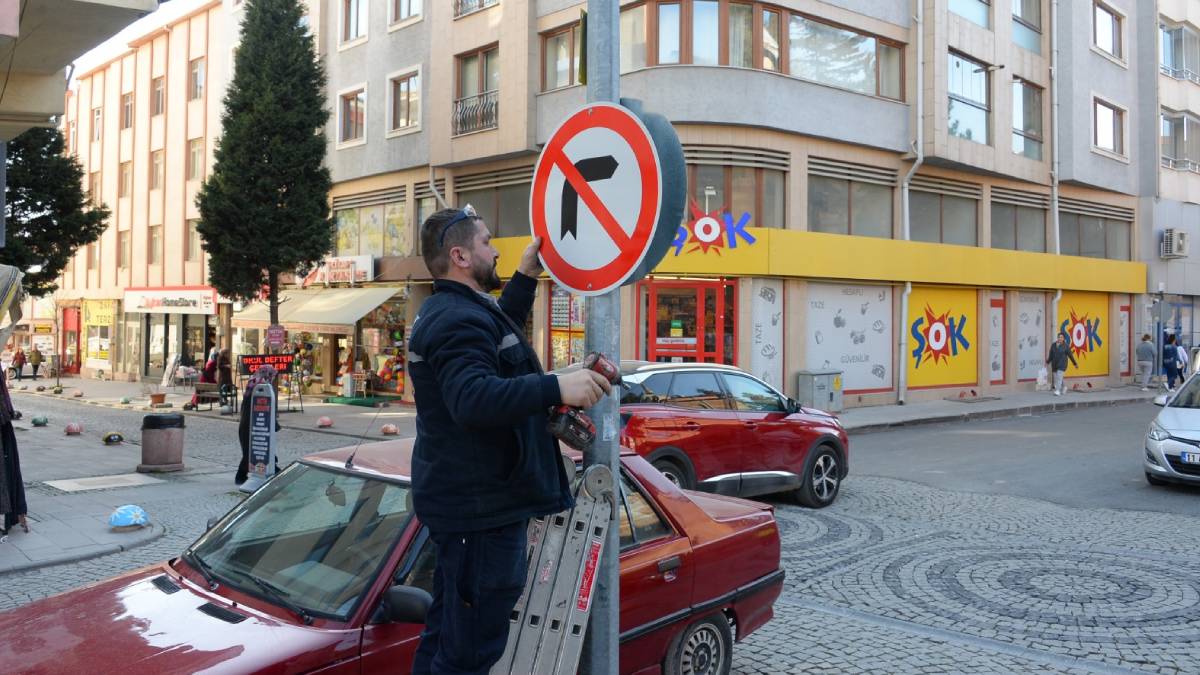 Bozüyük’te yıpranan yön ve trafik levhalarını yeniliyor
