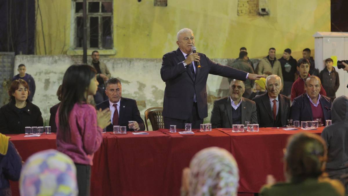 Başkan Atay ziyaret ettiği mahallelere yeni müjdeler veriyor