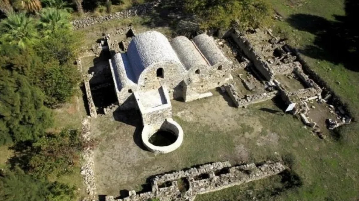 Antik yerleşime ruhsatsız turizm inşaatı