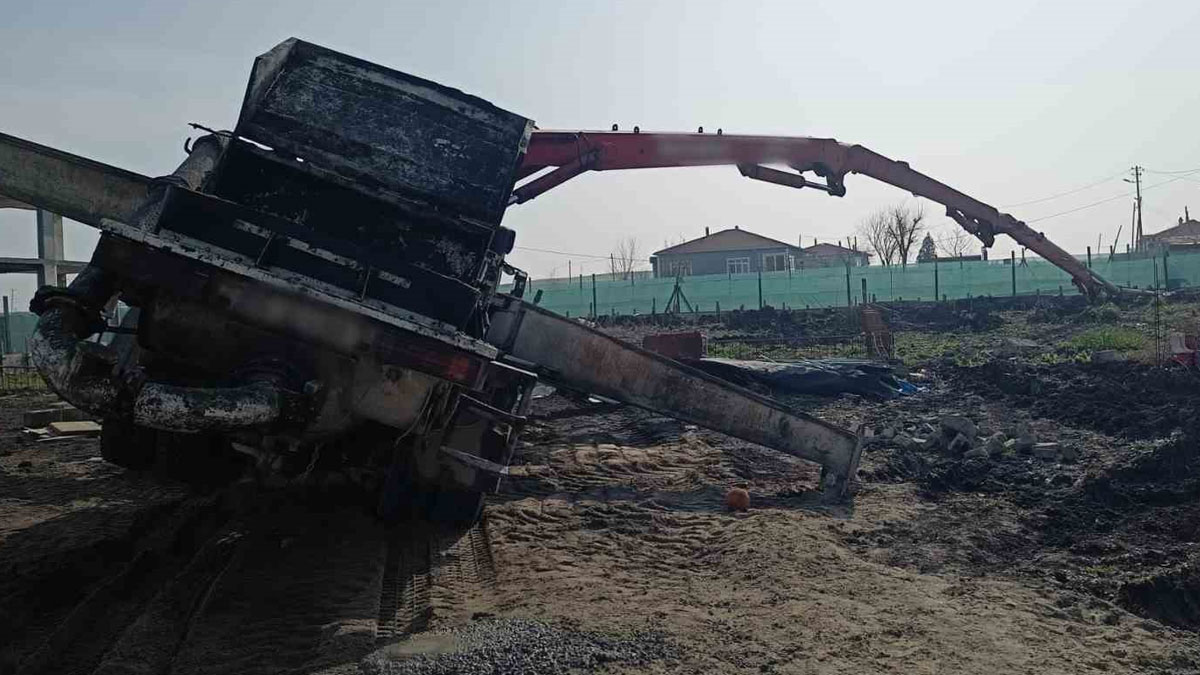 Devrilen boruların altında kalan işçi hayatını kaybetti