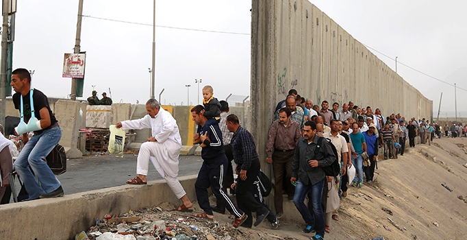 Filistinliler Mescid-i Aksa'dan vazgeçmiyor