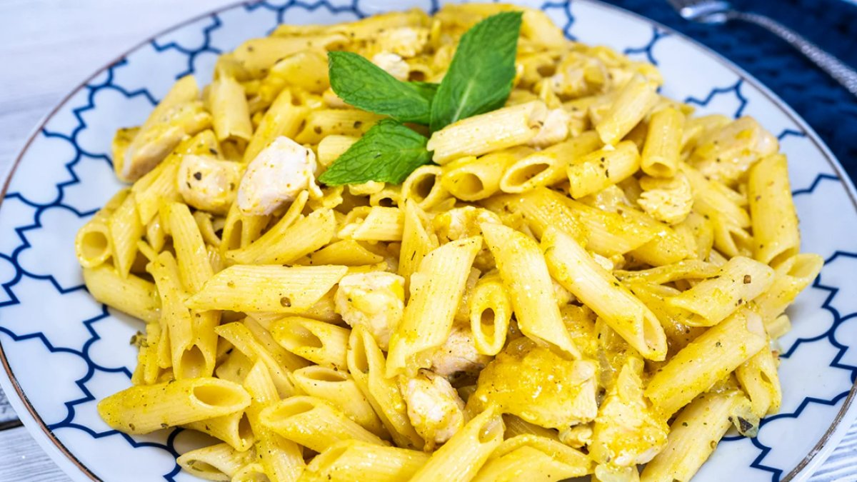 Köri Soslu Tavuklu Makarna: Lezzetli ve Besleyici Bir Yemek