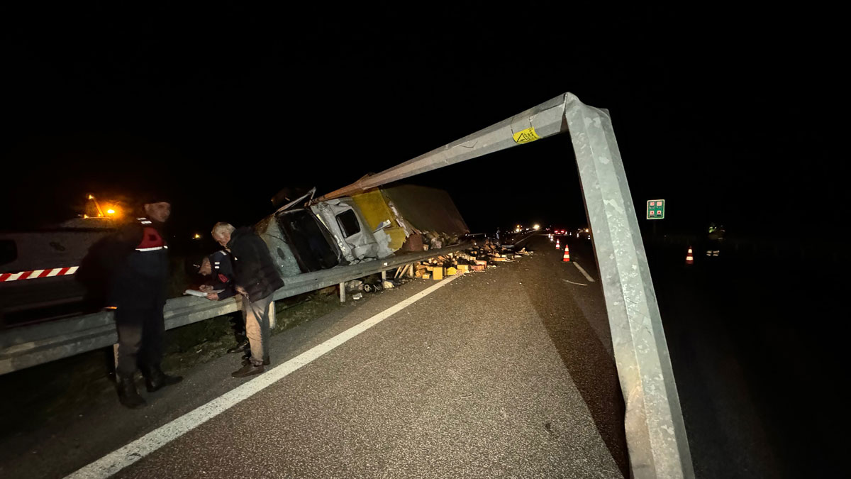 Kamyon refüjdeki aydınlatma direklerine çarptı: Ölü ve yaralı var