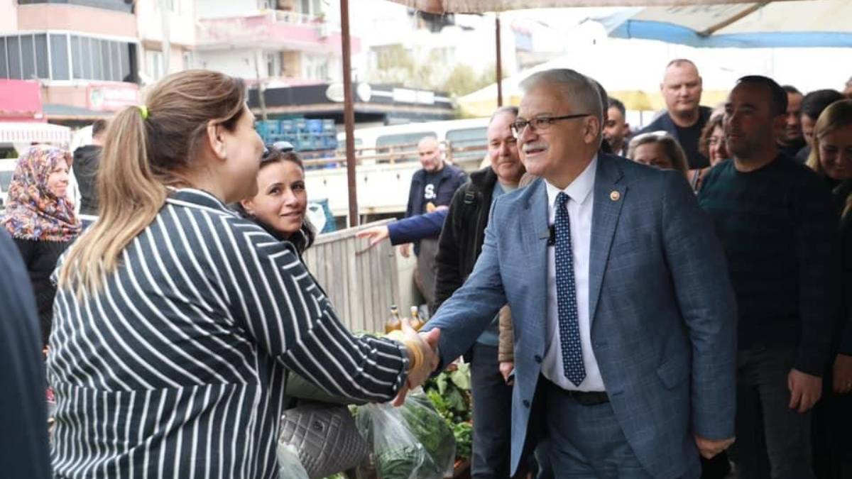 Başkan Deveciler, Cuma Pazarı’nda esnaf ve vatandaşlarla buluştu