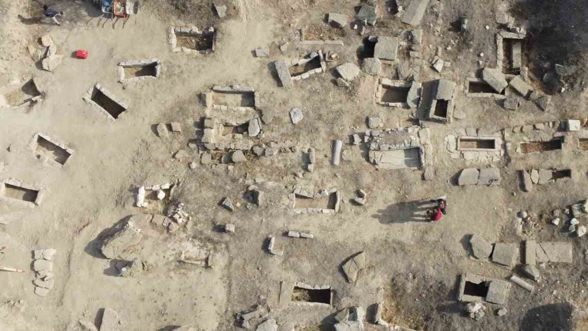 Bozcaada'da çocuk mezarları keşfedildi