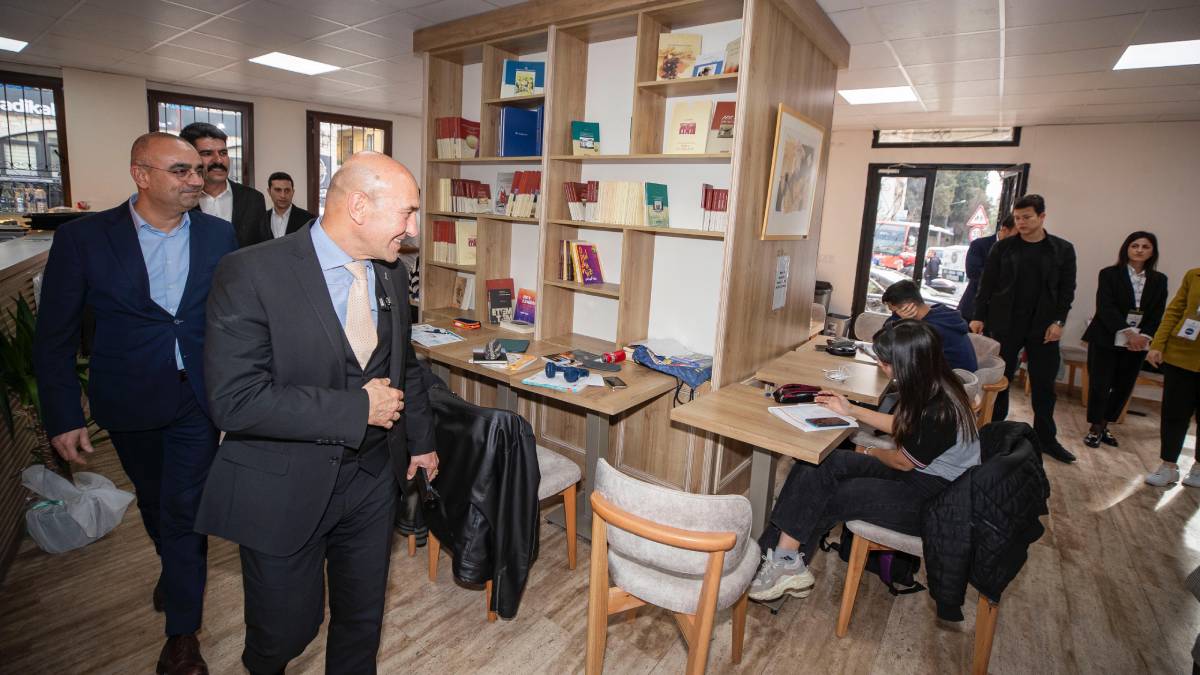 Başkan Soyer, Buca’da 24 saat yaşayan kütüphanede gençlerle buluştu