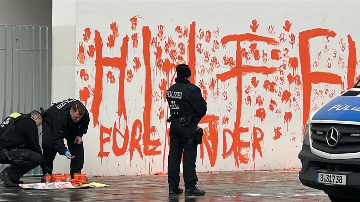 Almanya’da çevreciler başbakanlık binasına ‘İmdat!’ yazdı