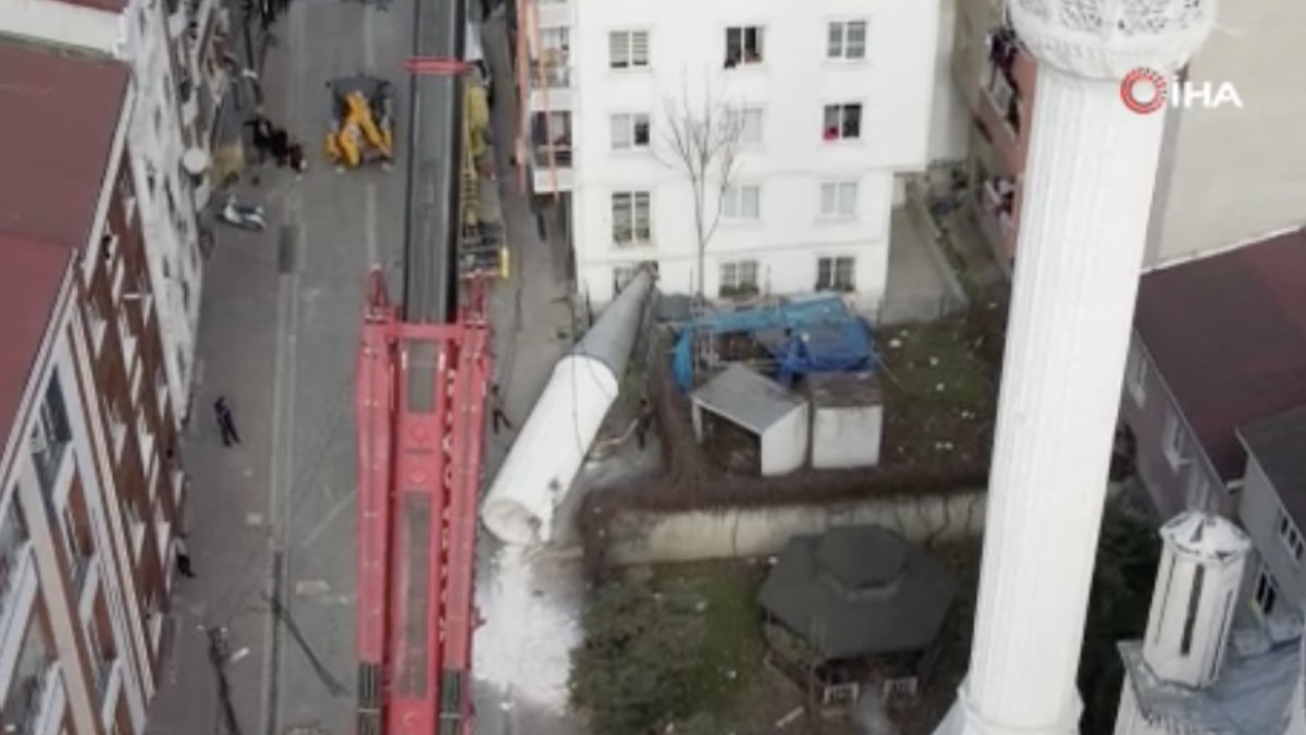 Camii güçlendirme çalışmasında kaza: Halat koptu minare binaya çarptı