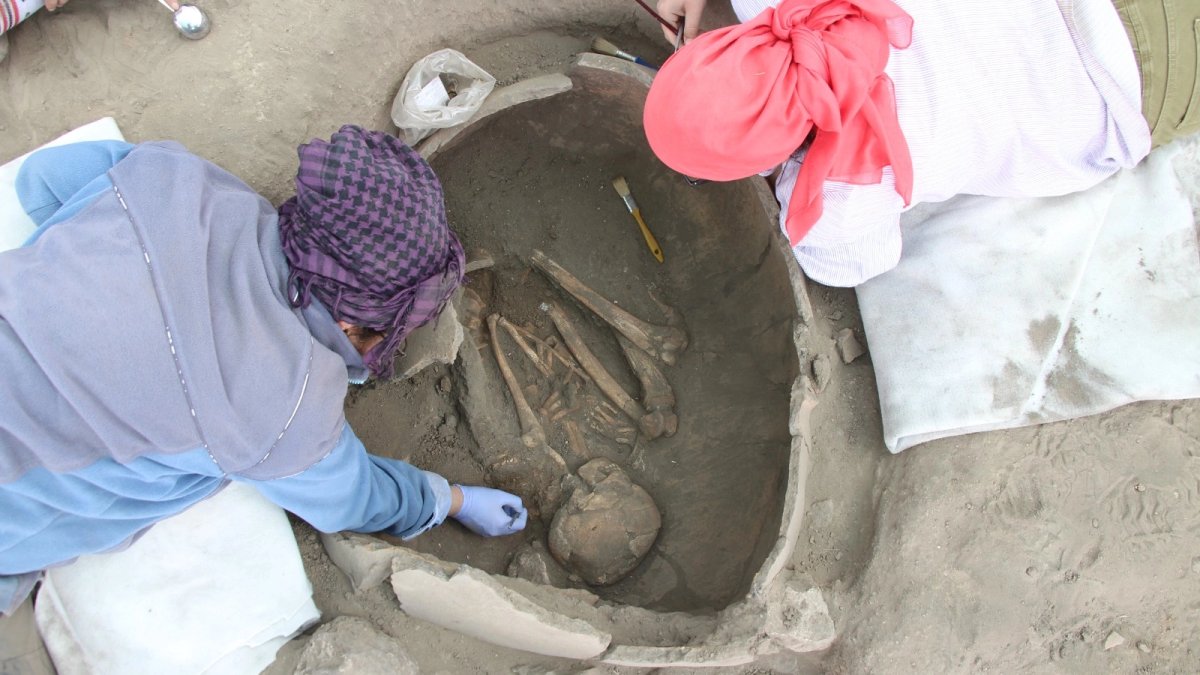 O ilimizin altı resmen mezarlıkmış! Arkeologlar bir çukur açıyor bir tane daha çıkıyor, gömülerin içinden çıkanlar...