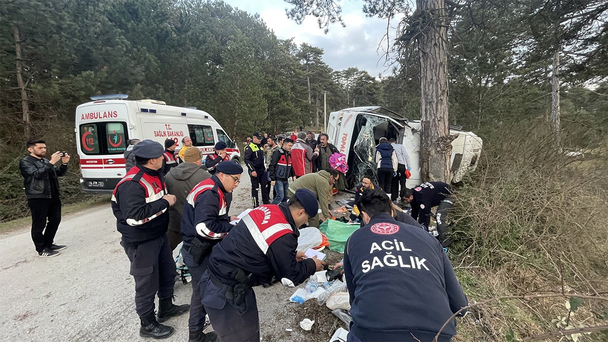Kartalkaya'da tatilcilerin taşındığı minibüs devrildi: Çok sayıda yaralı var