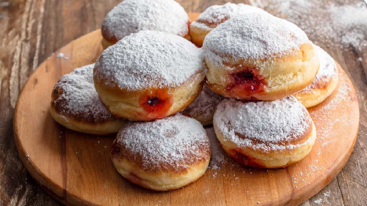 Almanya’dan geldi Türkiye’de patladı! Pastane pastane aramaya gerek kalmadı! İşte evde geleneksel Berliner tarifi…