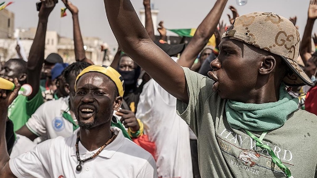 Senegal’de halk ertelenen seçim için sokakta