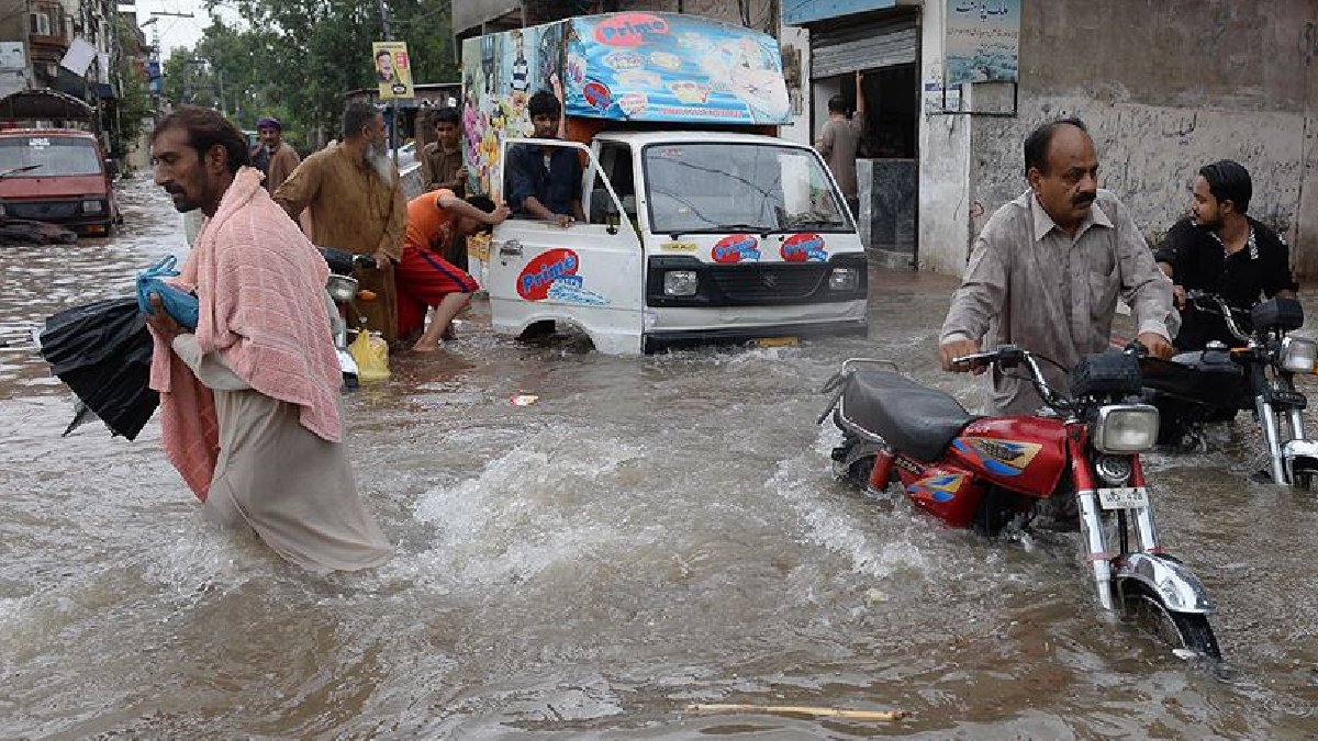 Pakistan'da aşırı yağışın bilançosu: 17 ölü, 23 yaralı var