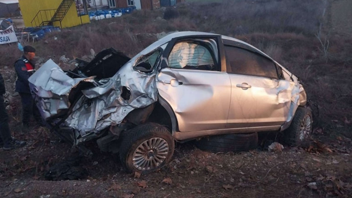 Isparta'da feci kaza... Otomobil reklam panosuna çarptı: Ölü ve yaralılar var