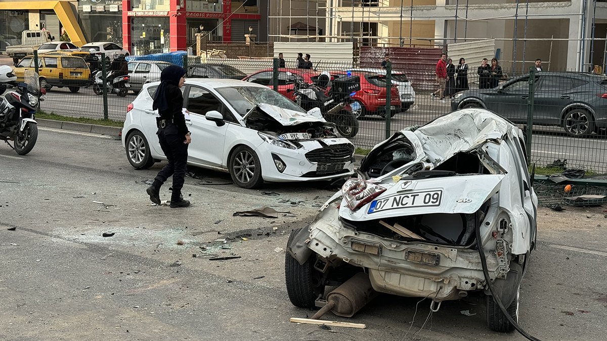 Antalya'da 3 aracın karıştığı kazada 2 kişi öldü