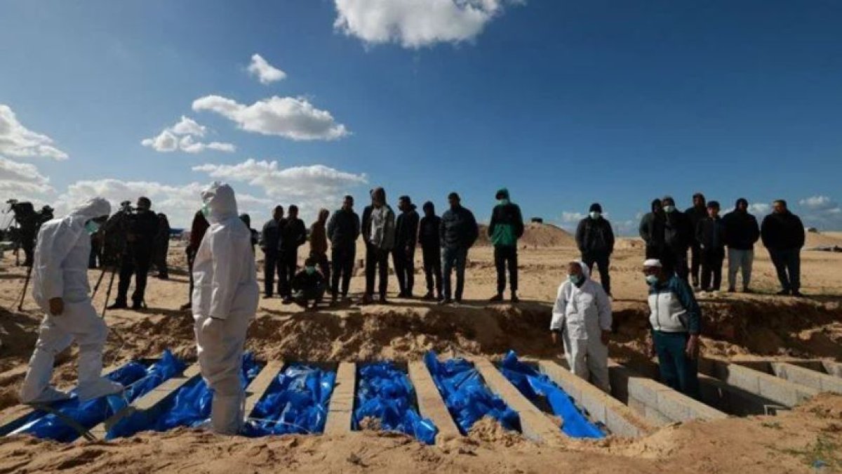 İsrail Filistinlilerin toplu defnedildiği mezarlığı bombaladı