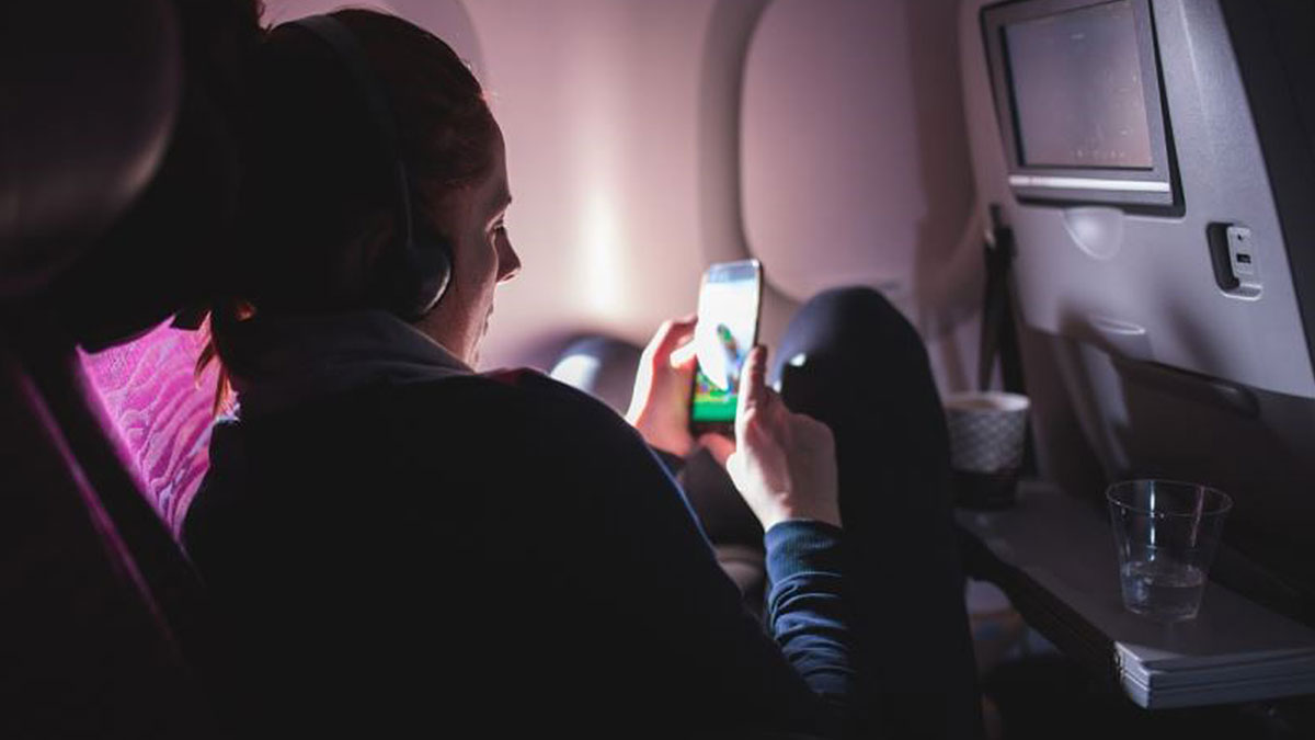 Uçakta cep telefonumuzu kapatmamızın nedeni şaşırttı! Herkesin merak ettiği kuralın gerekçesi meğer buymuş