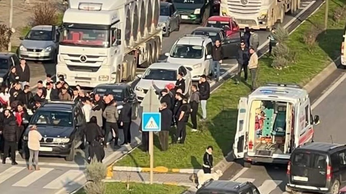 Motosiklet yayalara yol vermek isteyen otomobile çarptı: 1 ölü