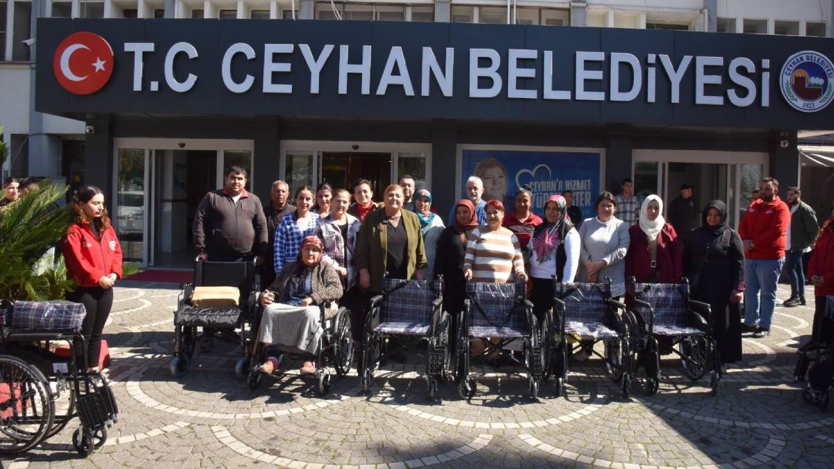Ceyhan’ın Hülya Annesi, 50 komşusuna tekerlekli sandalye hediye etti