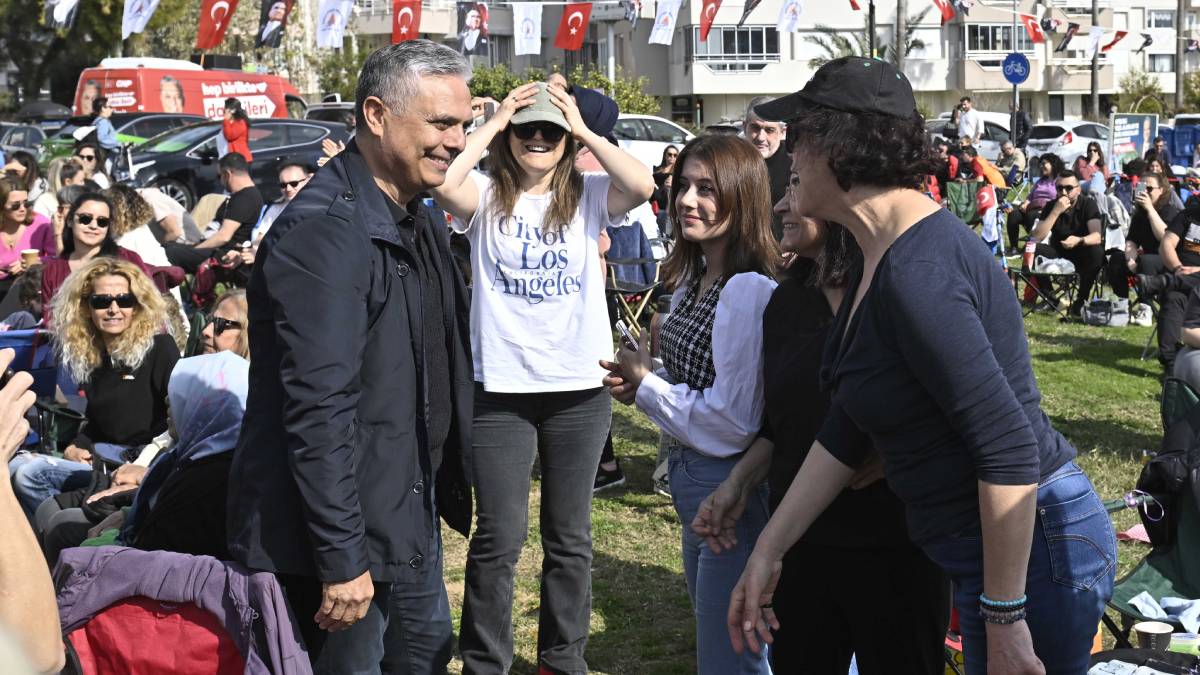 Uysal, patili dostlar için düzenlenen konsere katıldı