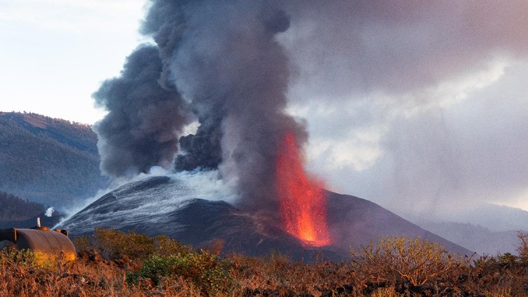 Ekvador'daki La Cumbre yanardağı patlamaya başladı