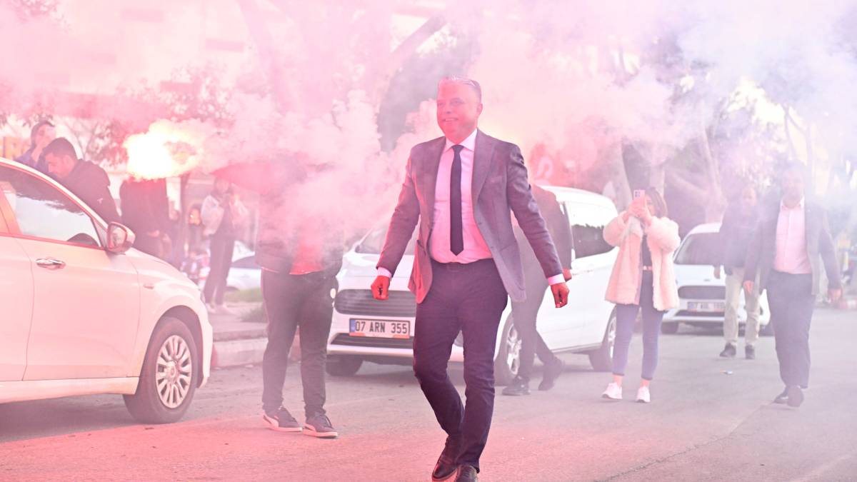 Uysal, Antalyaspor maçında meşalelerle karşılandı