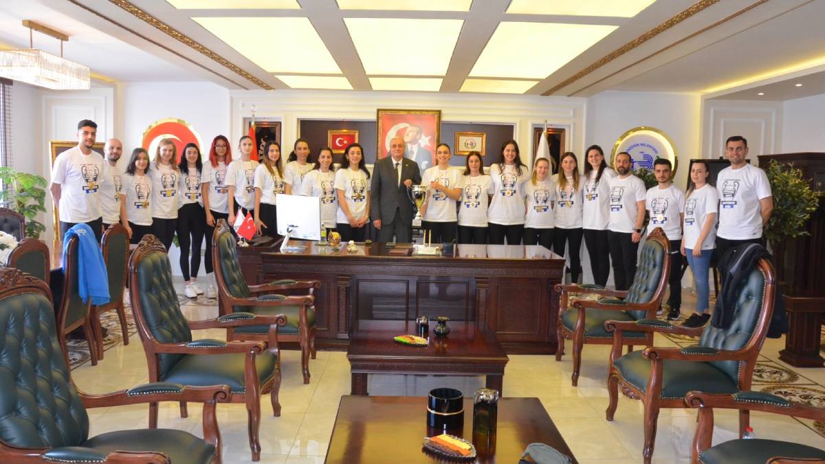 Şampiyonlar kupayı başkana emanet etti