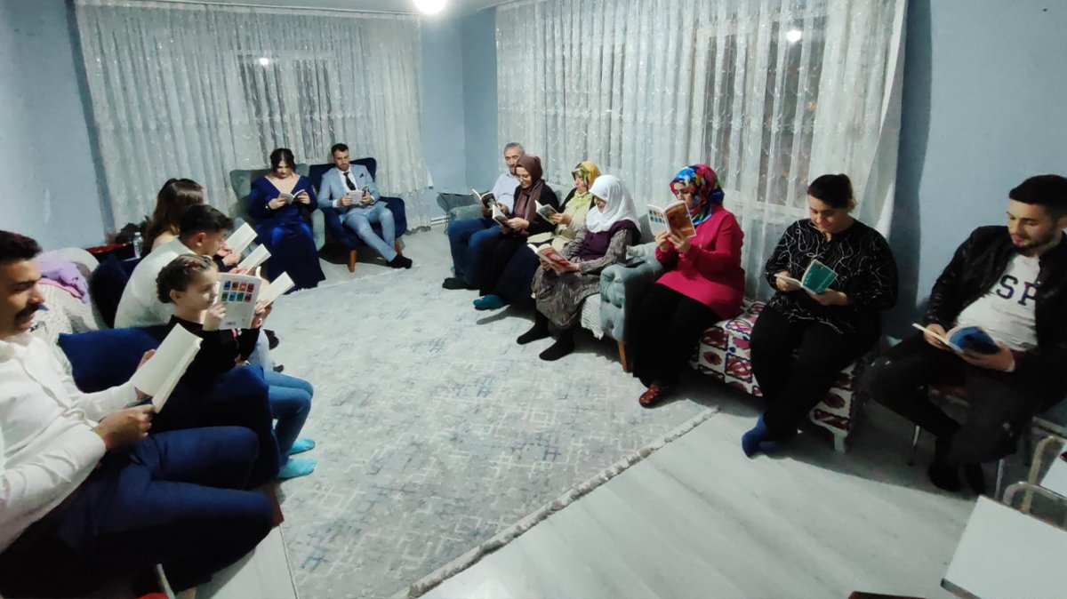 Şaşırtan olay: Kız isteme töreninden sonra tüm aile yarım saat kitap okudu