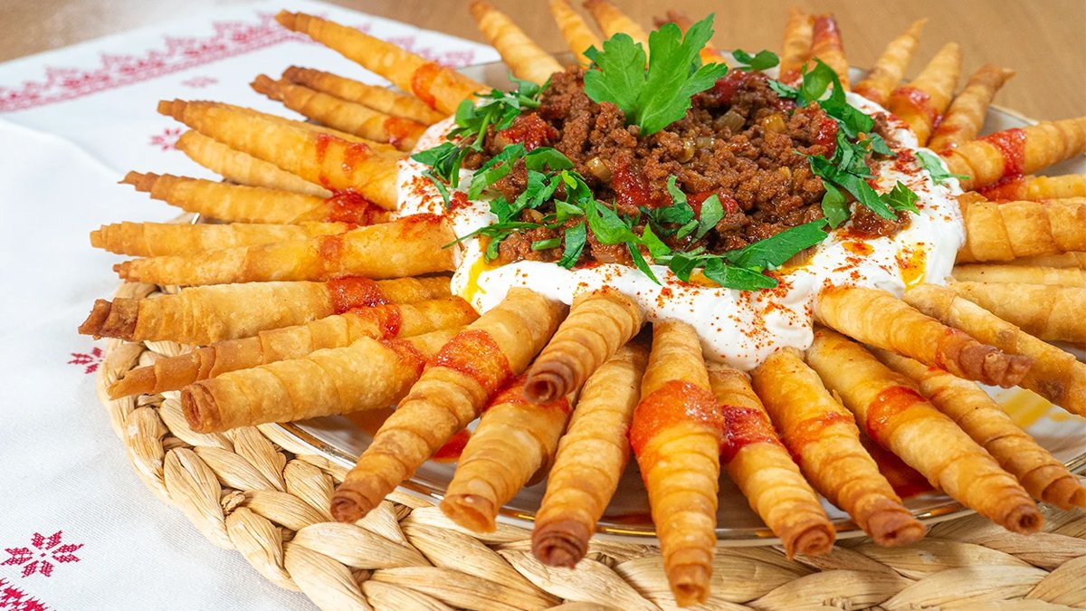 200 gram kıymanız varsa hemen deneyin! Çıtır çıtır kozalak mantı tarifi, az bir kıymayla akşama yemeğiniz hazır