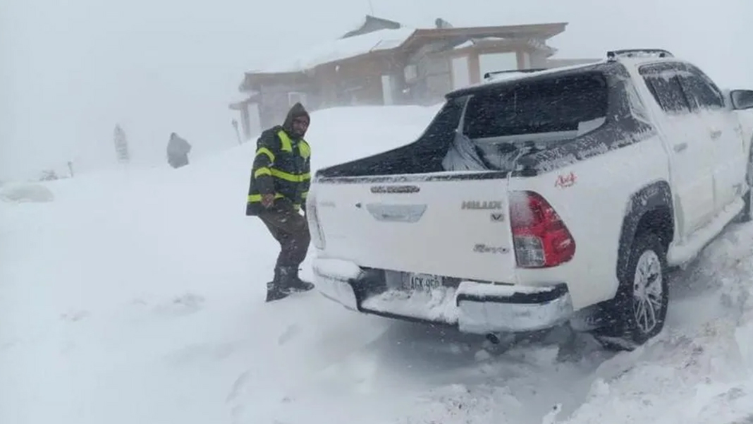 Pakistan'ı şiddetli kar yağışı vurdu: Çok sayıda kişi öldü