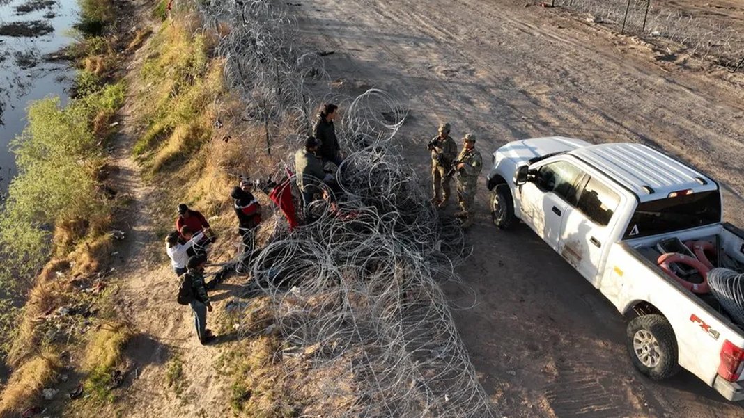 ABD tartışmalı Teksas sınır yasasını askıya aldı