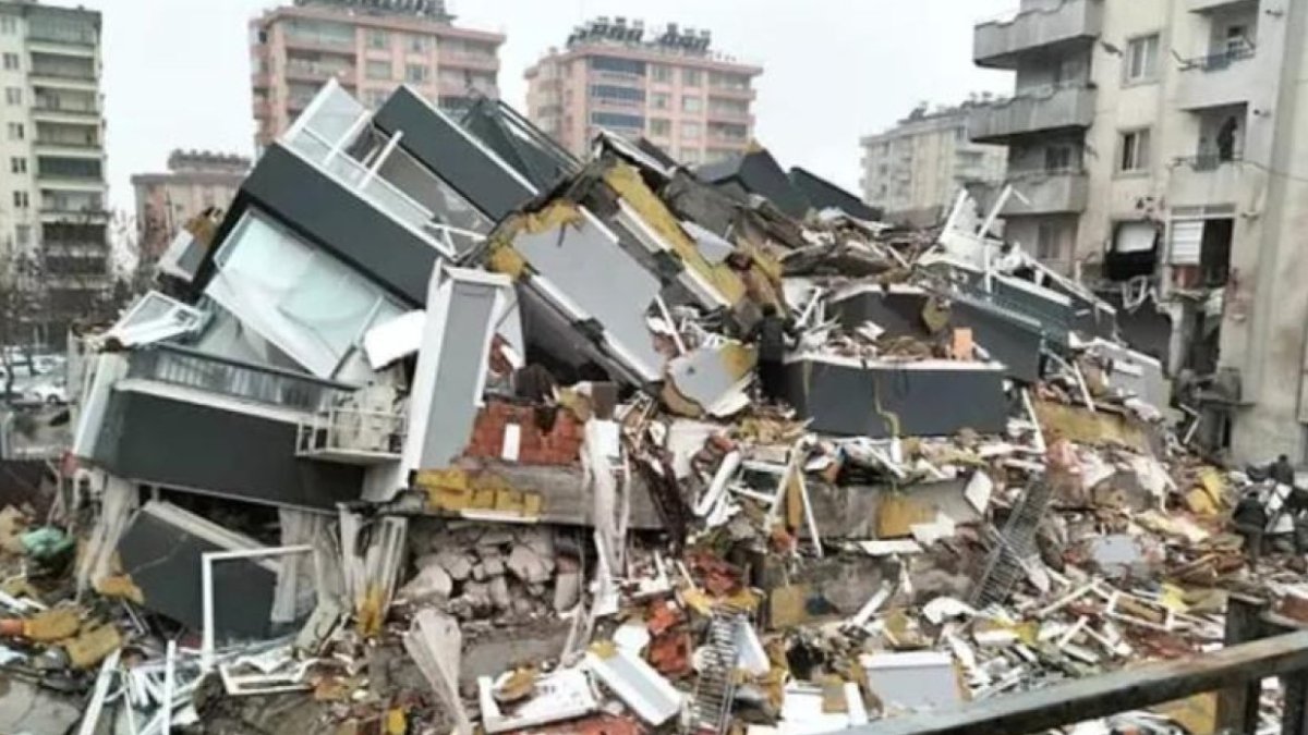 Depremde yıkılan binalarla ilgili bitmek bilmeyen skandallar: Ezgi Apartmanı’nda perde betonu da kesmişler