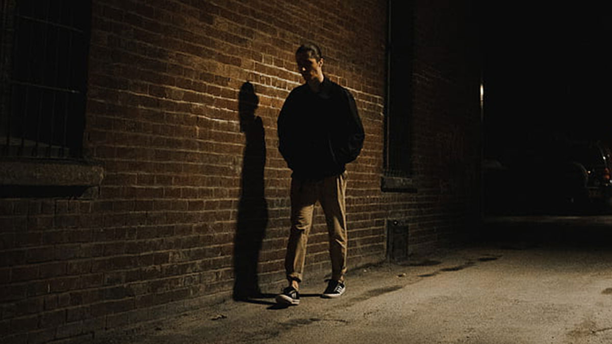 Etrafını kontrol ederek yürümesi şüphe uyandırdı: Gerçek şoke etti! 34 parçaya ayırıp çantasına koymuş