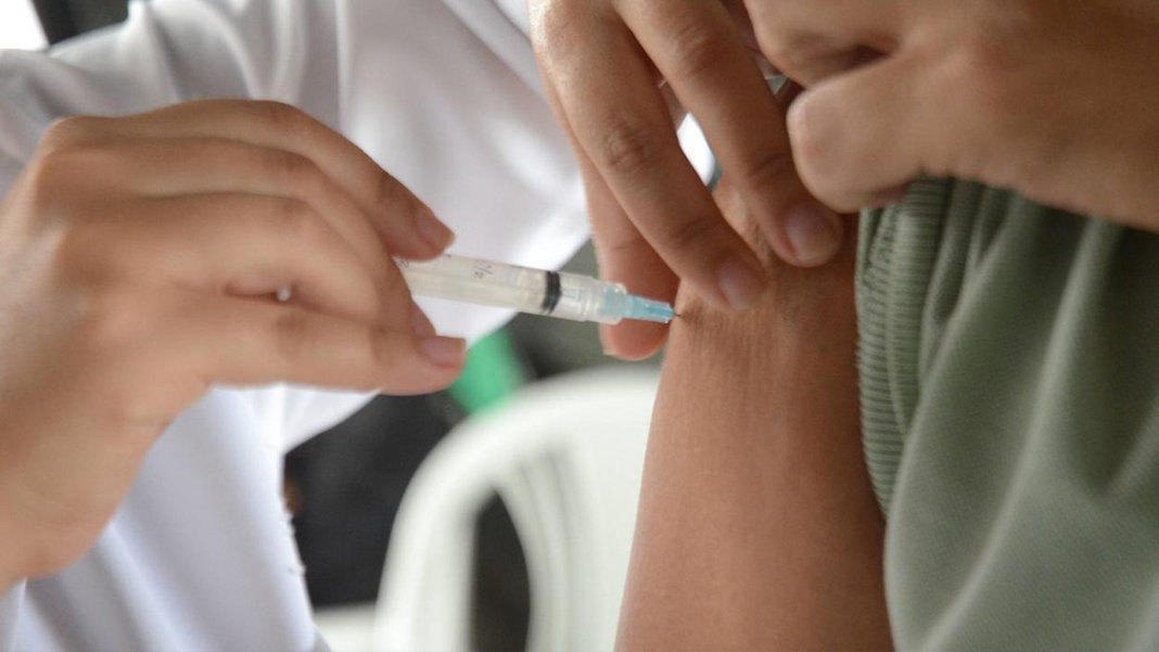 Dünya bu adamı konuşuyor: 29 ayda 217 kez Kovid aşısı olmuş