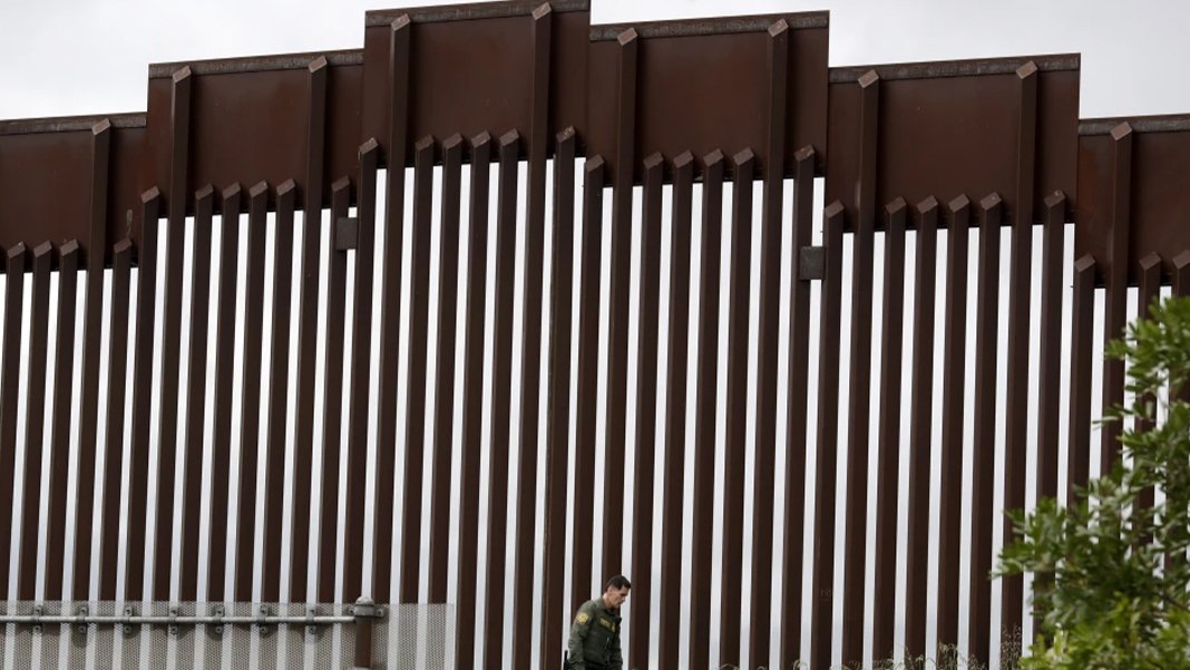 Göçmenler ABD-Meksika sınırındaki duvardan düştü