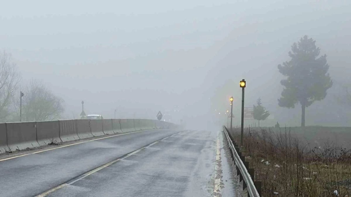 Yola çıkacaklar dikkat! O yolda görüş mesafesi 30 metreye düştü: Yolculuk süreniz uzayabilir