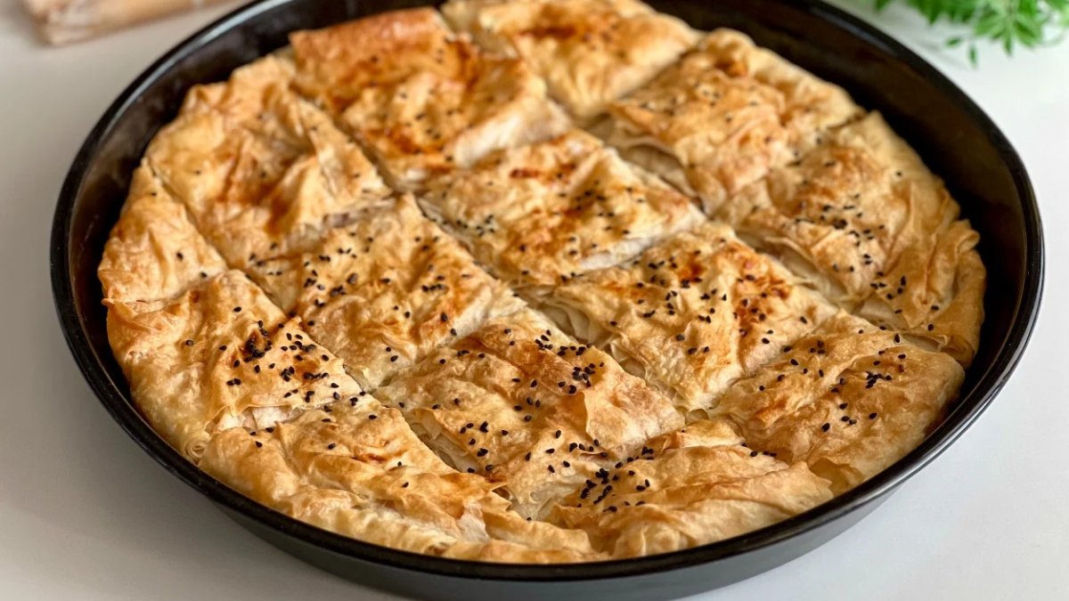 Çay saatlerinizi 5 dakikada şenlendirin! Bu tarif baş tacınız olacak: 5 dakikada tepsi böreği