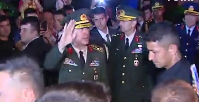 Genelkurmay Başkanı Akar ve Kuvvet Komutanları'ndan şehit Ömer Halisdemir'in evine taziye